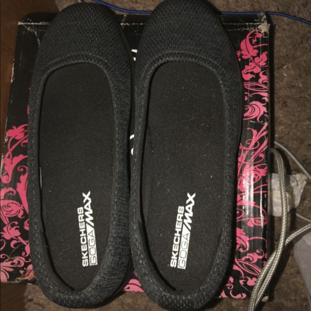 Slightly used Sketchers Goga Max  Shoes.